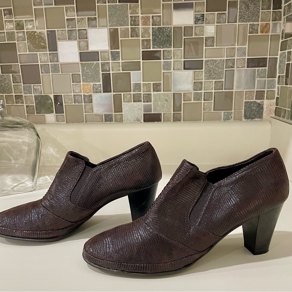 Amalfi Dark Brown Textured Heels - Picture 2 of 9